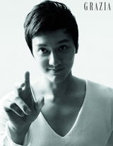 组图：冯绍峰半裸露背秀肌肉 拍大片宣传《鸿门宴》