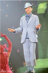 策划：唱歌要有独特范儿 湿身嘶吼狂甩头