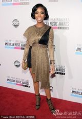 组图：全美音乐奖红毯女星争艳 比伯亲老妈鸟叔搞怪