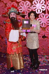 幻灯图：杨千嬅担任嘉宾 为金龙醒狮点晴