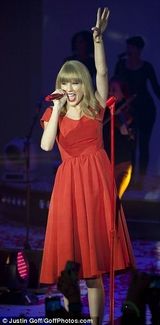 组图：泰勒-斯威夫特红装伦敦开唱 抱红吉他high翻天