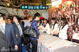 组图：日本组合AKB48办握手会 与香港歌迷亲密接触