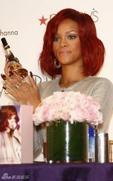 组图：蕾哈娜宣传自家香水 短裙现身秀美腿