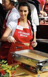 组图：金-卡戴珊感恩节下厨和妮基-希尔顿撞衫