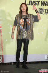 高清图：张根硕闪亮赴台全程搞怪猪不离手