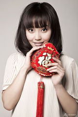 组图：张佳宁贺岁大片曝光 红火送“福”气