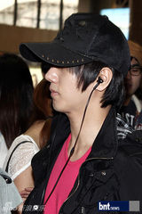 组图：韩男团SJ赴日本专场演唱会 现身金浦机场