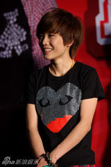 幻灯图集：陈子嘟新书发布 稿酬将全部捐些慈善总会