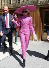 组图：Gaga全粉武装 脚踩招牌恨天高大帽遮阳