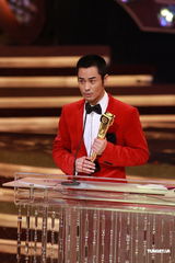 组图：郑嘉颖凭借Law霸获得我最喜爱的电视男角色