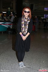 组图：老牌歌手李蕙敏与新婚外籍丈夫甜蜜返港