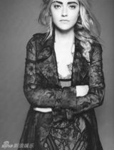 幻灯：达科塔范宁黑白写真 复古浓眉彰显摇滚叛逆