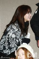 组图：金亚中会影迷 朱元嘟嘴卖萌抱粉丝