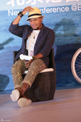 组图：张震岳北京记者会 尽显原住民本色