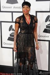 组图：黑人歌手范塔莎-巴里诺透视黑裙红唇抢镜