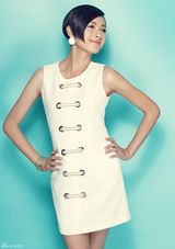 组图：万茜写真短发白裙出镜 诠释优雅气质