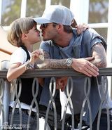 幻灯图：小贝夫妇携子看表演 儿子戴太阳镜造型时尚