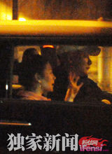 组图：张雨绮王全安街头热吻 早前车内哭泣照曝光