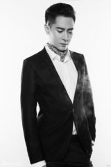 组图：韩栋帅气黑白写真 彰显性感魅力