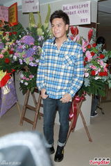 组图：钟嘉欣热力开唱 陈慧琳担任嘉宾