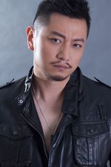 组图：张洪睿镜头前彰显雅痞风范