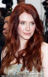 组图：《无法安宁》首映礼 布莱丝高腰蓬蓬裙抢镜