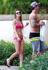 组图：性感宝贝三点式海边度假 戏水抖奶心情佳