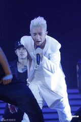 组图：韩庚个唱上演万人大合唱 与女舞者挑逗热舞