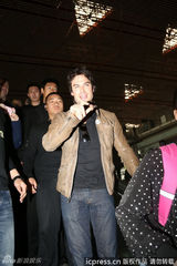 组图：《吸血鬼》伊恩抵京被围堵 挥手帅气卖萌