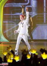 组图：BigBang火热开唱 座无虚席粉丝high翻场