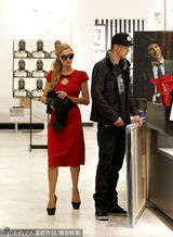 组图：希尔顿携小男友逛街 紧身红裙曲线毕露