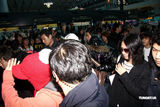幻灯图：偶像团体Super Junior离台 粉丝夹道送机