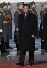 组图：习近平与夫人彭丽媛手挽手抵莫斯科机场