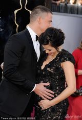 组图：奥斯卡红毯-钱宁-塔图姆热吻怀孕娇妻