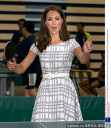 组图：哈利王子逗嫂子凯特王妃莞尔一笑