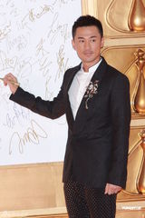 组图：2012港姐竞选红毯 林峰着西装帅气亮相