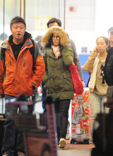 组图：姚贝娜素颜厚外套亮相 与酷哥亲密聊天