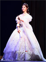 组图：金俊秀眼线妆帅气亮相《伊丽莎白》首演