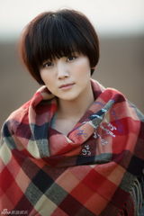 组图：美女曹曦文拍气质写真 短发演绎极致清新