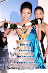 高清组图：安以轩蓝裙现身秀香肩 勾人电眼吸睛有方