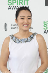 巩俐白裙女神范挽里维斯开奖 与陈哲艺热聊(图)