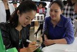 组图：江一燕气质青春清新 为粉丝签名一丝不苟