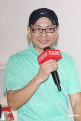 组图：任爸出书透露Selina走出阴霾