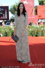 组图：《呼啸山庄》威尼斯首映 影片主创齐聚