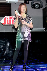 组图：江美琪开唱忙排练 邀胖小弟指导模仿蔡依林