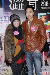 组图：陈奂仁助阵电影首映 何佩瑜不秀性感