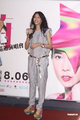 组图：莫文蔚提前穿白纱 卖性感与张亚东同台演出