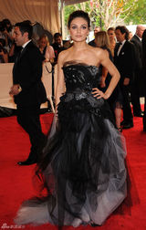 高清组图：纽约大都会庆典 米拉-库尼斯秀黑色纱裙