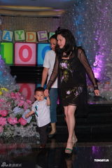 高清图：李嘉欣为儿子JAYDEN开百日宴