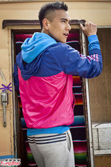 组图：Angelababy牵手彭于晏 旧金山拍广告显默契